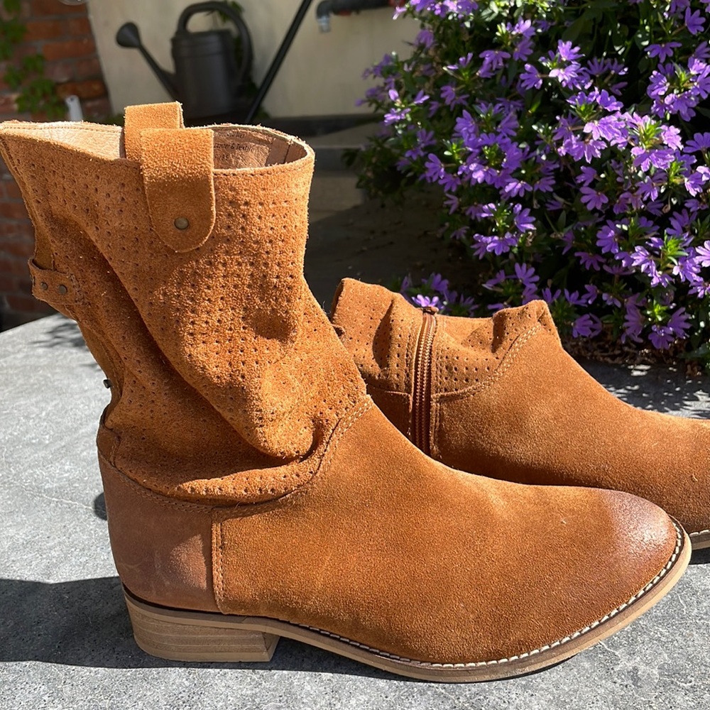 Rebels slouchy suede boot.. options for height. Exc cond